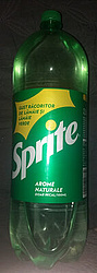 Erfrischungsgetränk "Sprite" mit Kohlensäure, mit Zitronen- und grüne Zitronengeschmack, mit Zucker und Süßungsmittel.